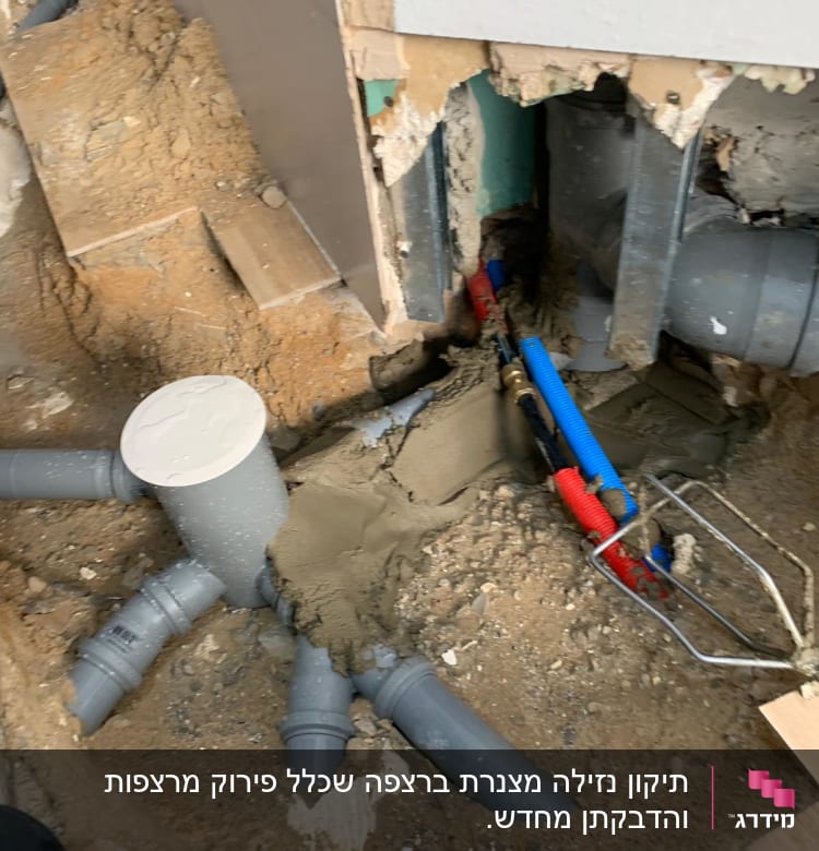 צינורות פלסטיק ותשתית אינסטלציה בקיר פתוח